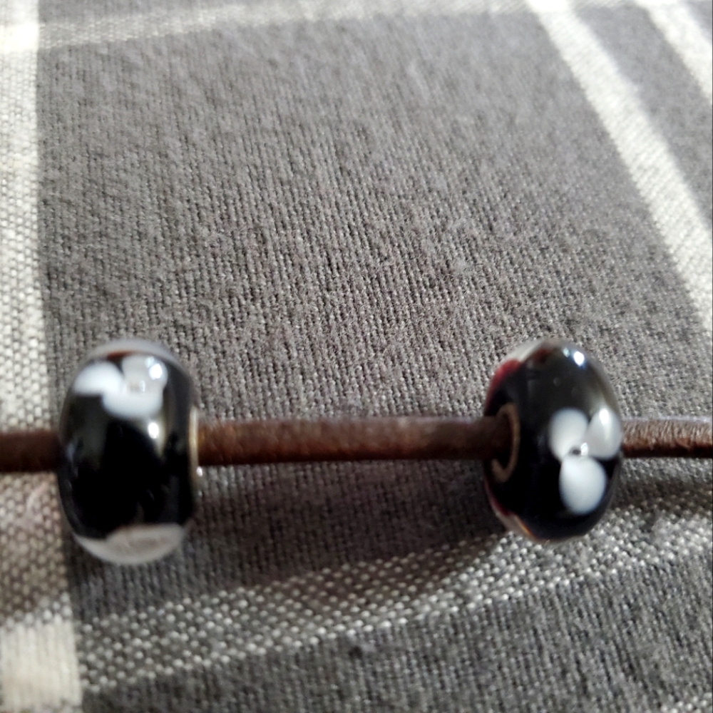 Trollbeads Authentic White Flower glass bead